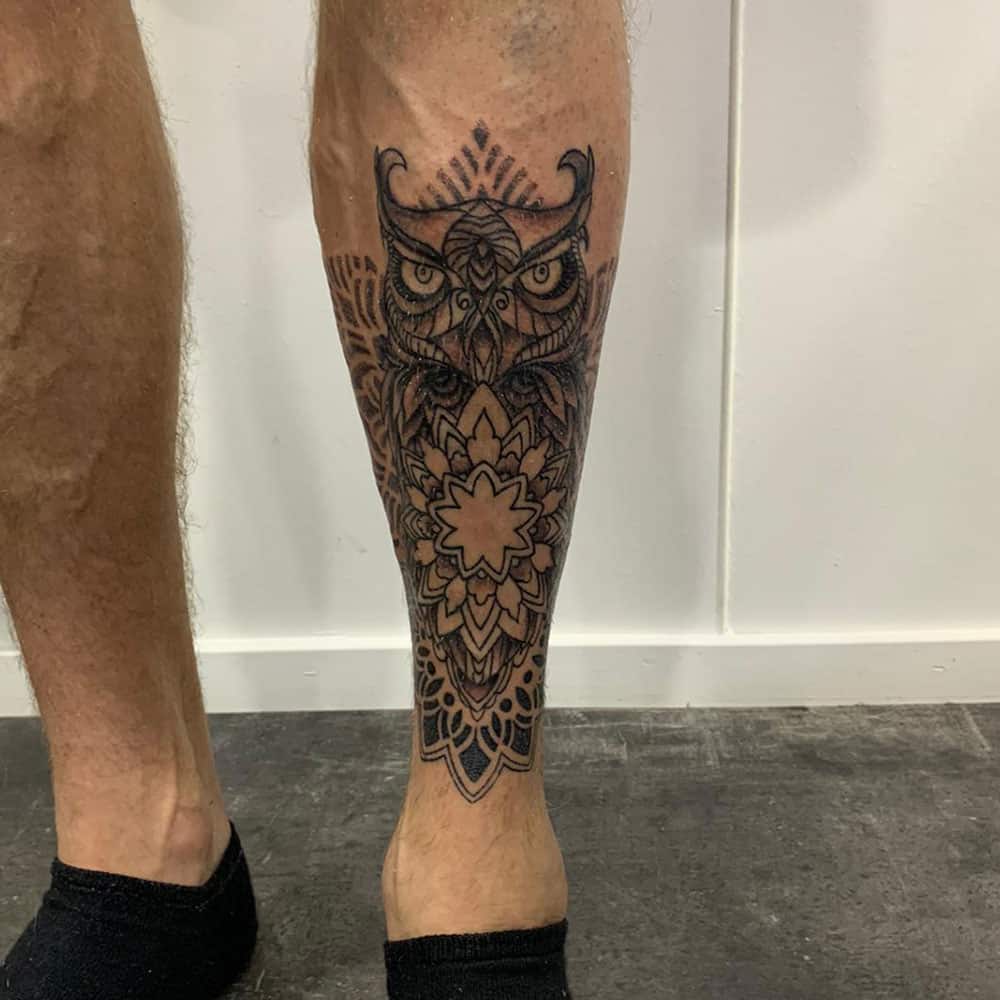 Mandala tattoo met geometrische uil