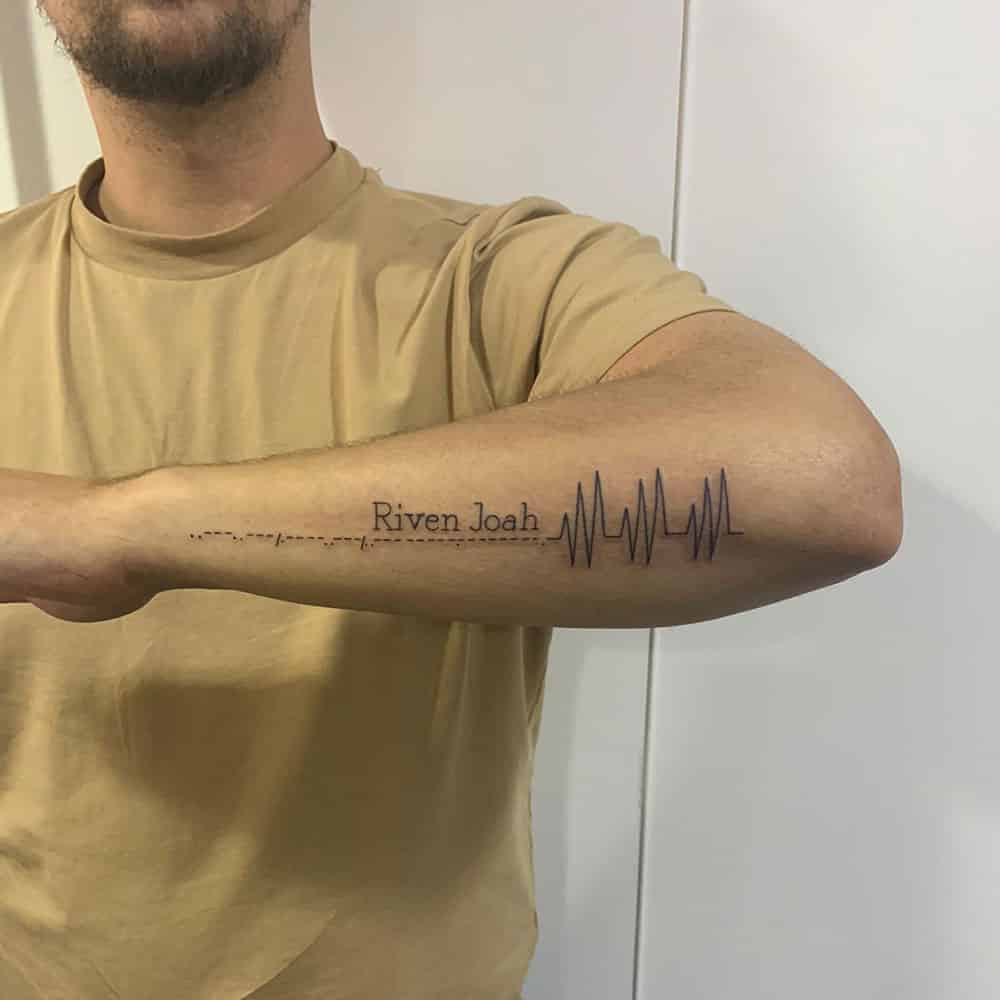 Fineline hartslag, morsecode met naam kinderen tattoo