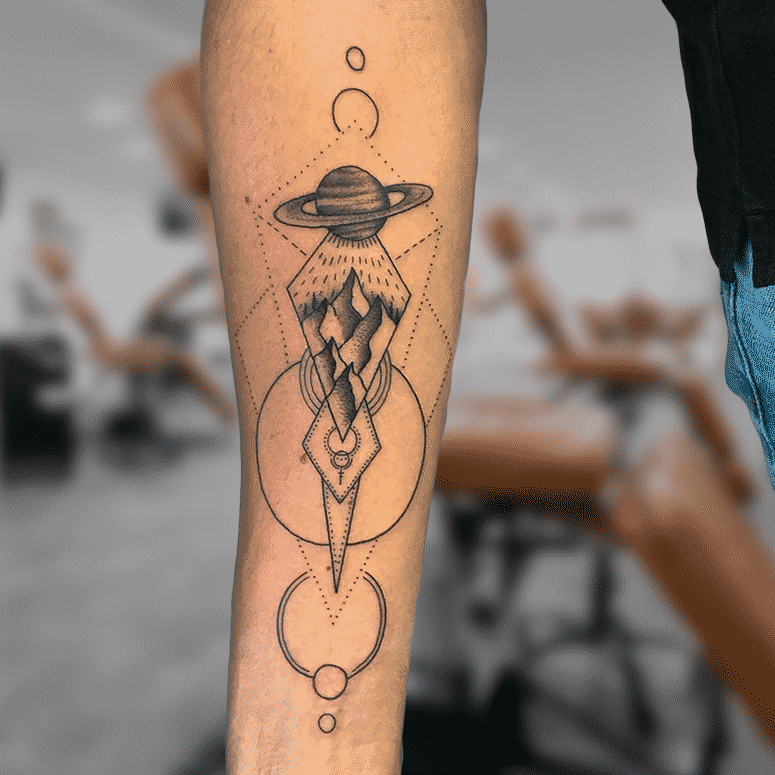 Fineline planeet dotwork lijnwerk custom made tattoo Wessel