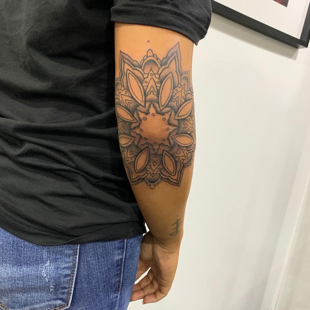 Mandala tattoo op elleboog