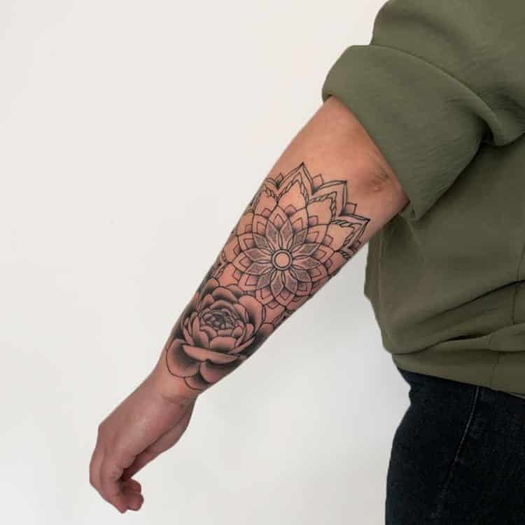 Mandala met roos sleeve tattoo onderarm