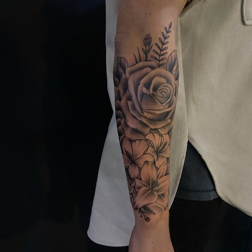 Roos en bloemen tattoo Wessel