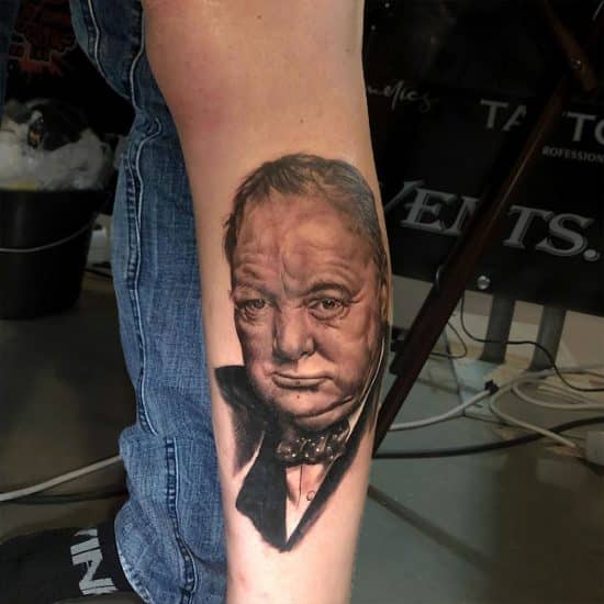 Portret tattoo van Sir Winston Churchill Portret tattoo van Sir Winston Churchill
