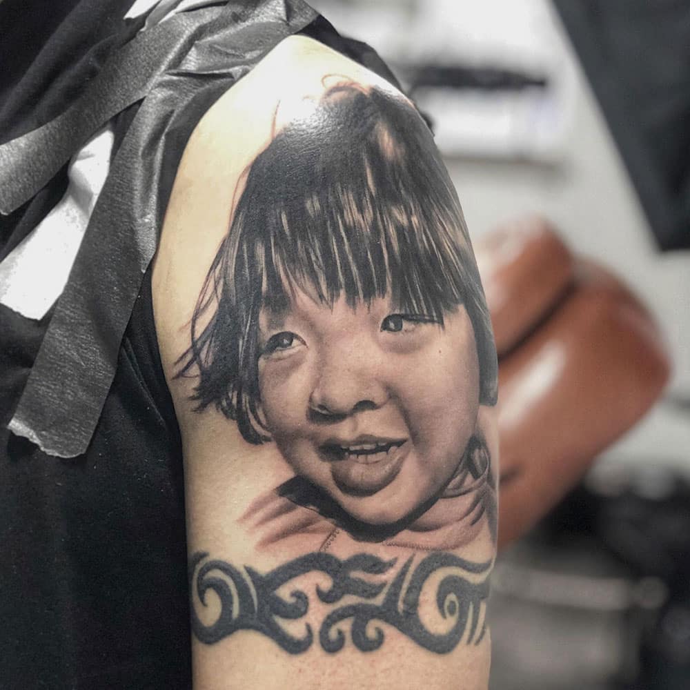 Portret tattoo van zoon