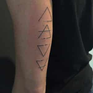 Geometrische tattoo driehoekjes vorm meetkunde