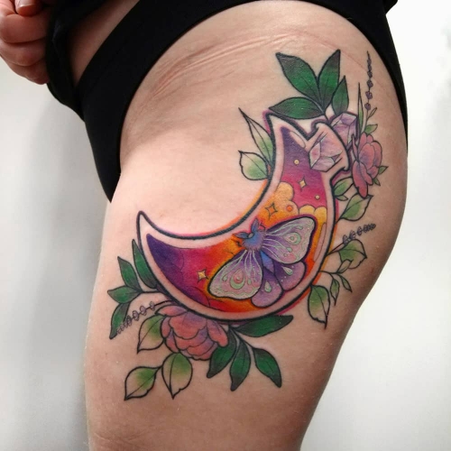 Full color tattoo dijbeen maan vlinder bloemen