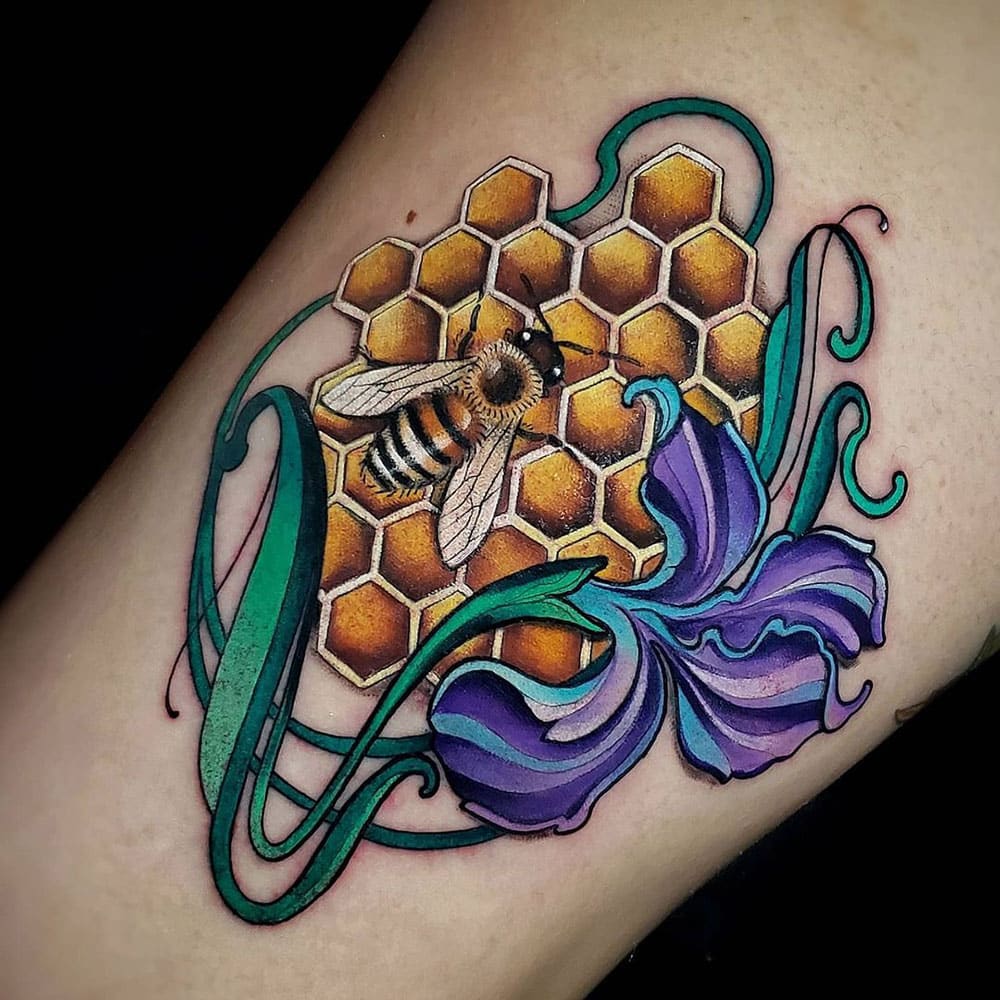Bij met honinggraat paarse bloem tattoo Molly