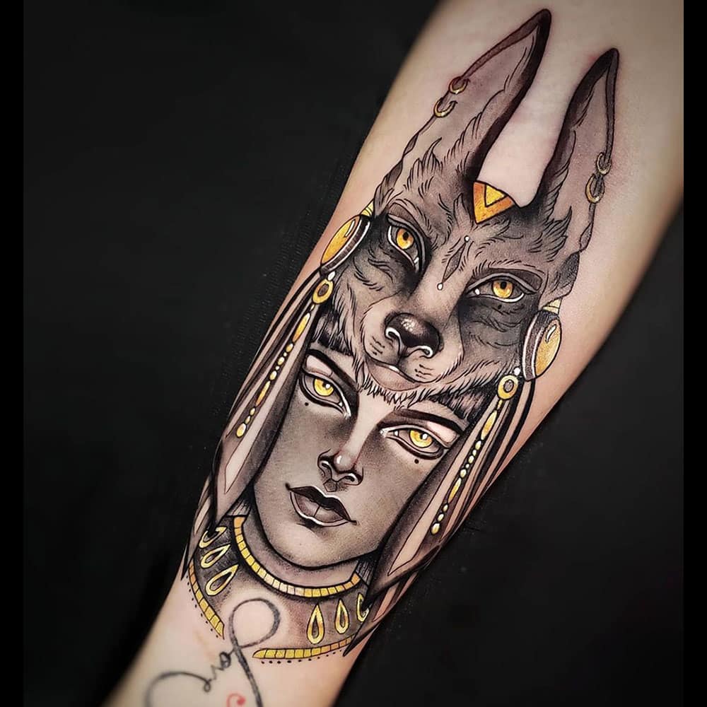 Egyptische godin met Anubis kleuren tattoo Molly