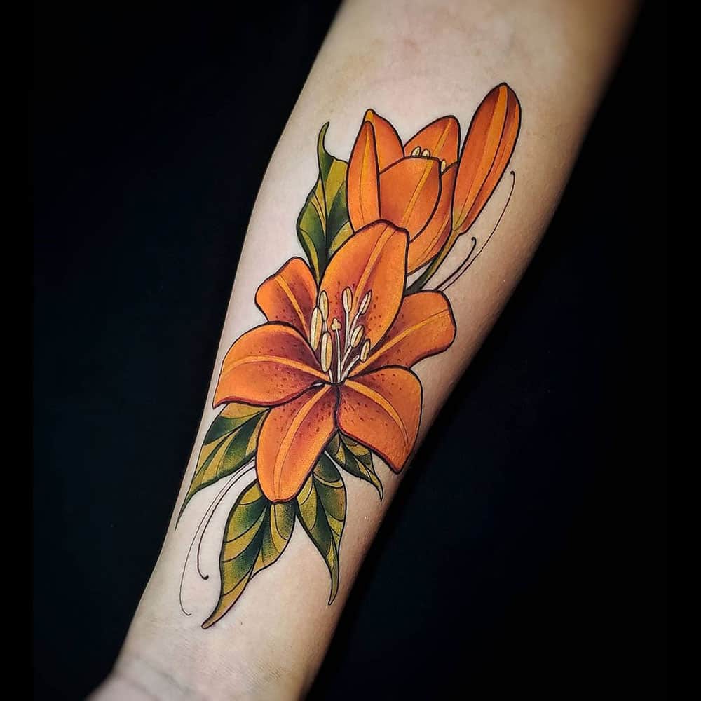 Full color tattoo kleuren lelie bloem Molly