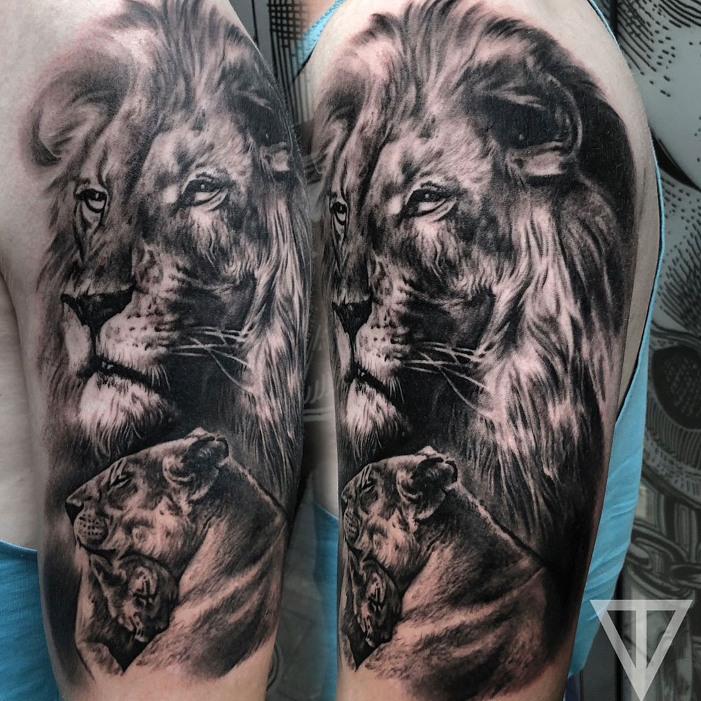 Leeuw leeuwin welp leeuwenfamilie tattoo Roman Vainer