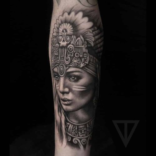 Vrouwelijk Aztec portret realisme tattoo Roman Vainer