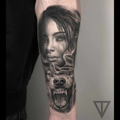 Vrouwelijk portret met wolf black and grey tattoo Roman Vainer