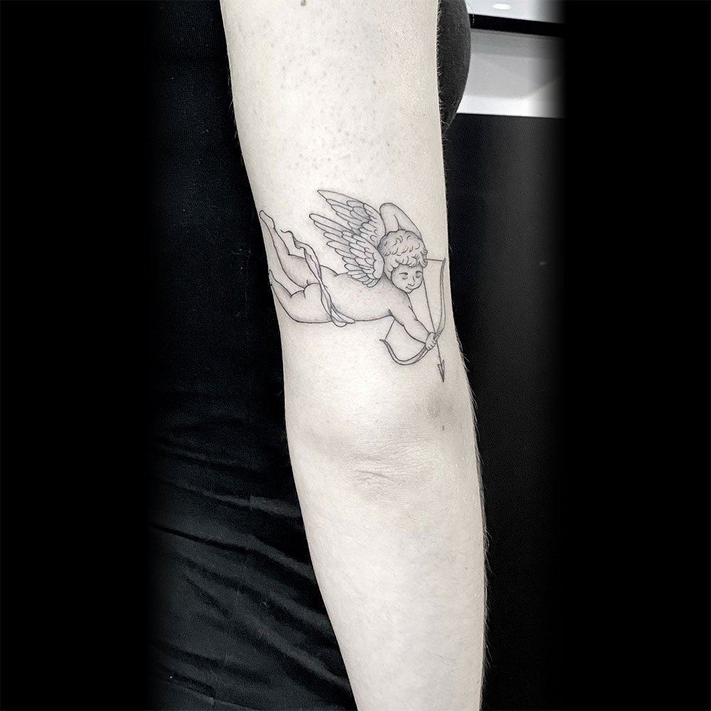 Fineline Cupido engeltje tattoo