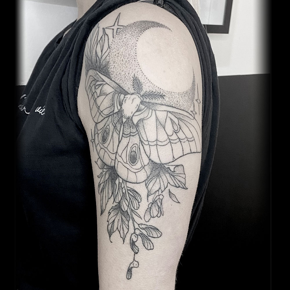 Fineline vlinder met dotwork maan tattoo Danique