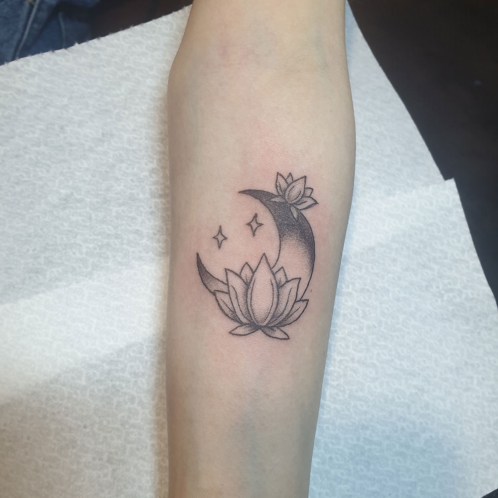 Lotus met maan tattoo Sem