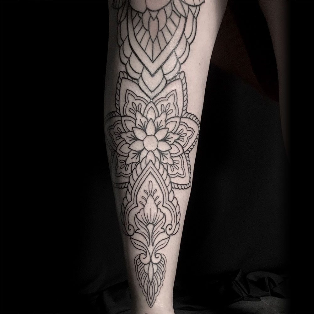 Ornamental been tattoo legpiece sleeve Danique