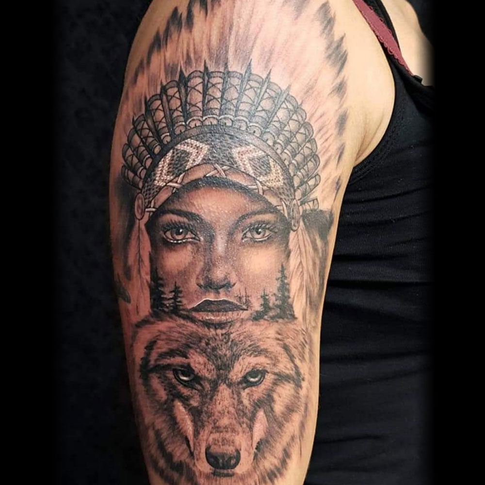 Indianenvrouw hoofdtooi wolf realistische tatoeage Declan