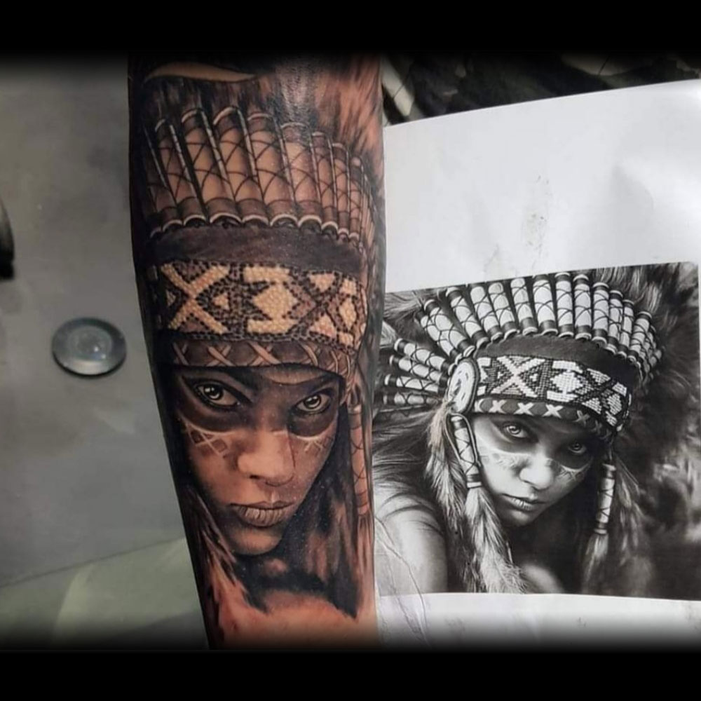 Indianenvrouw met tooi portret tattoo Declan