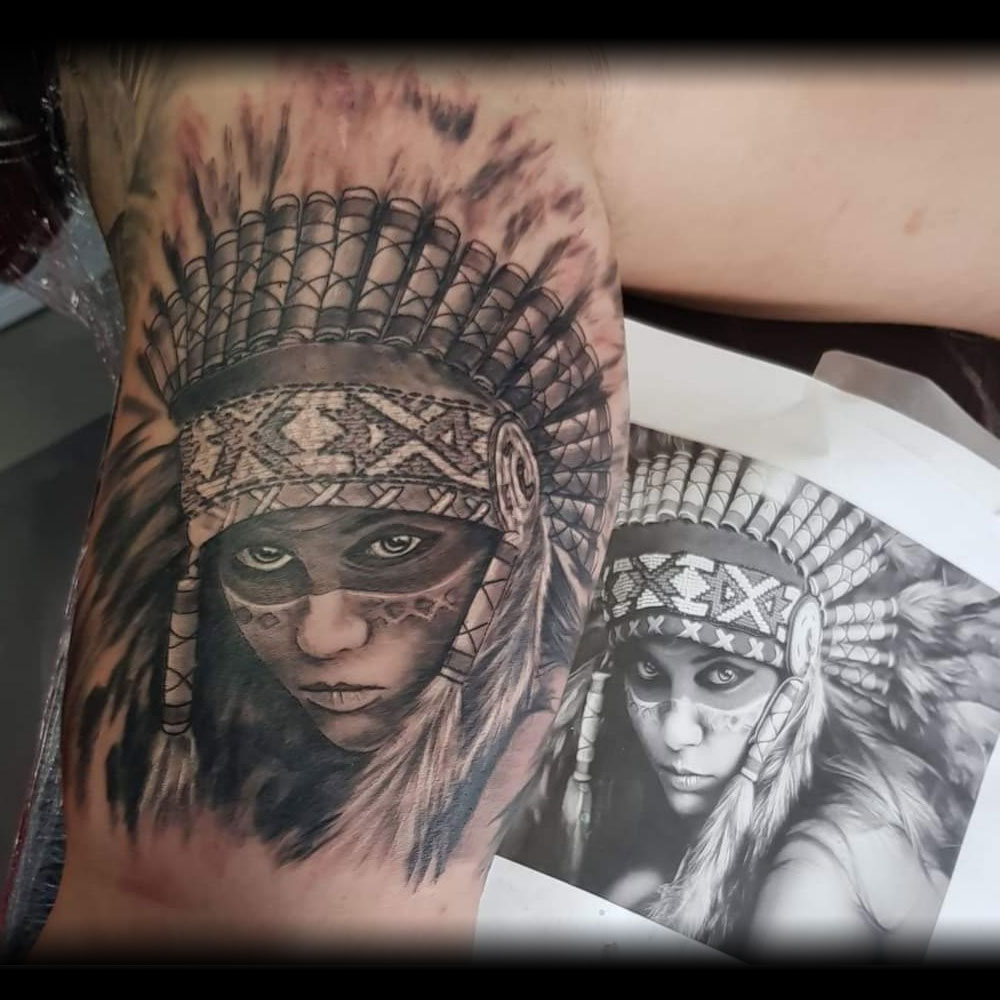 Portret tattoo indianenvrouw met tooi Declan