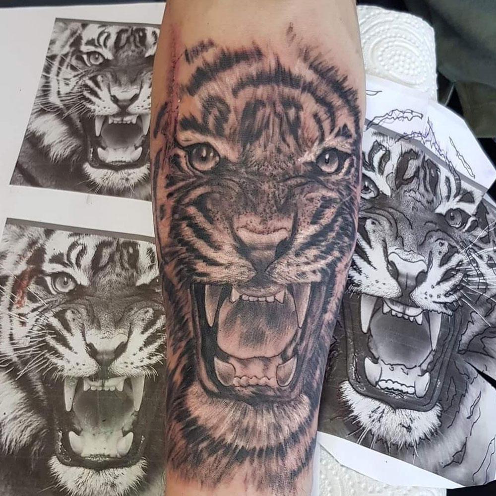 Realistische black and grey tijger tattoo Declan