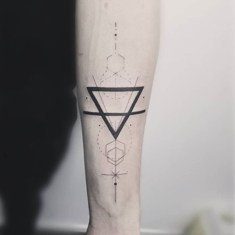 Geometrische fineline tattoo Fernando
