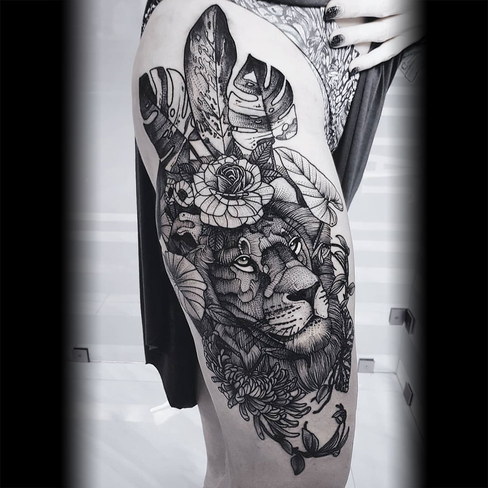 Blackwork leeuw met bloemen tattoo Jona