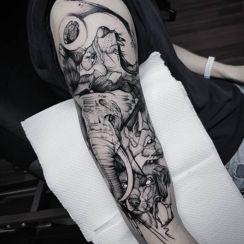 Blackwork leeuw olifant vos hond pinguïn sleeve tattoo Jona