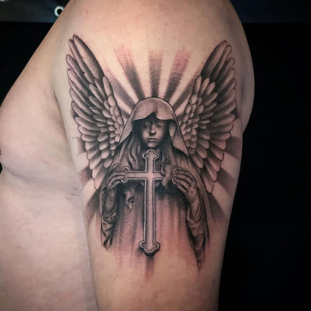 Engel vleugels kruis religieuze chicano tattoo Guus
