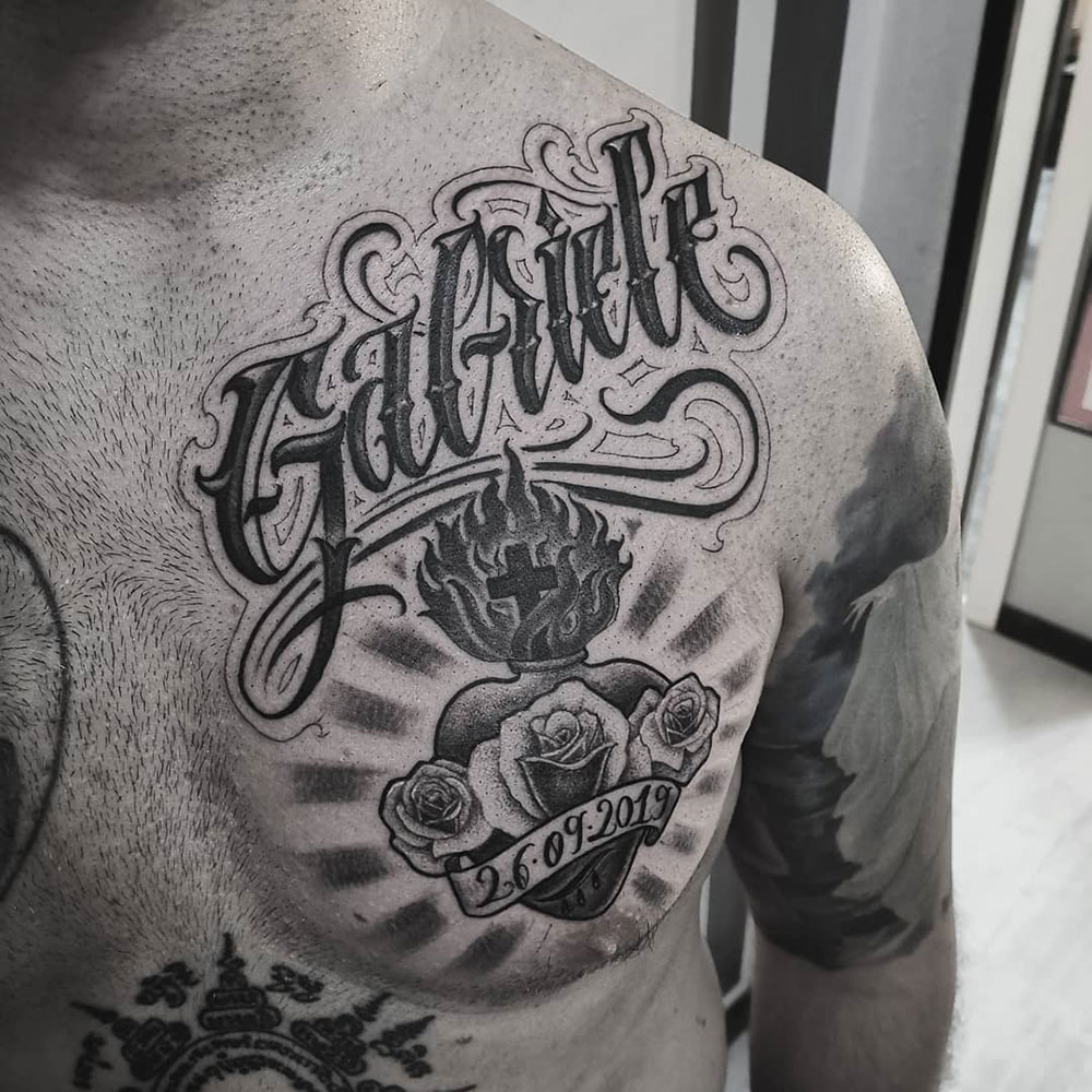 Freehand kalligrafie lettering tattoo borst Lorenzo