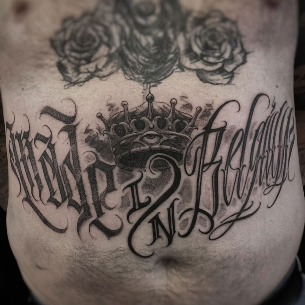 Freehand lettering kroon tattoo buik Lorenzo