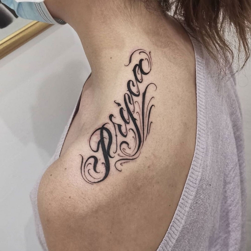 Freehand lettering tattoo schouder Lorenzo
