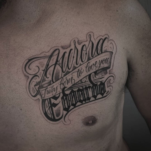 Freehand lettering tekst tattoo borst Lorenzo