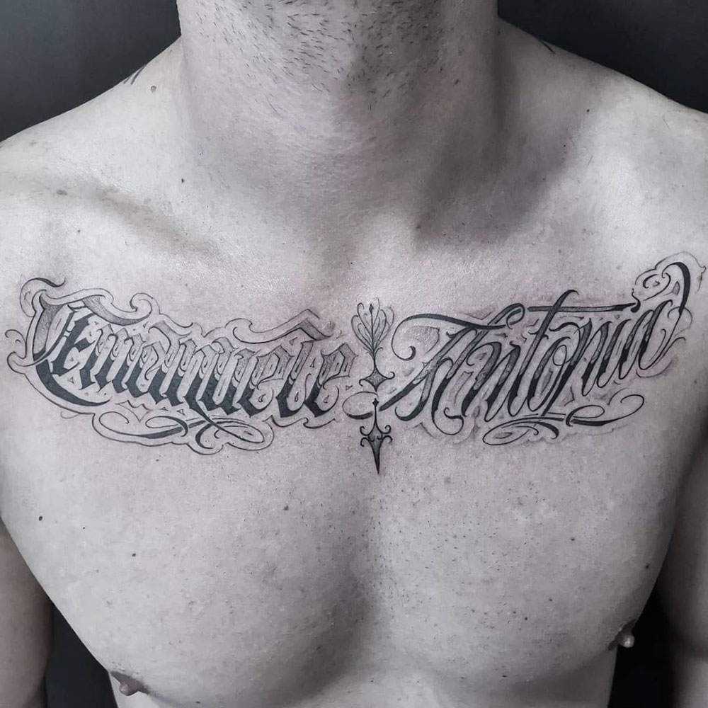 Kalligrafie freehand lettering borst tattoo Lorenzo