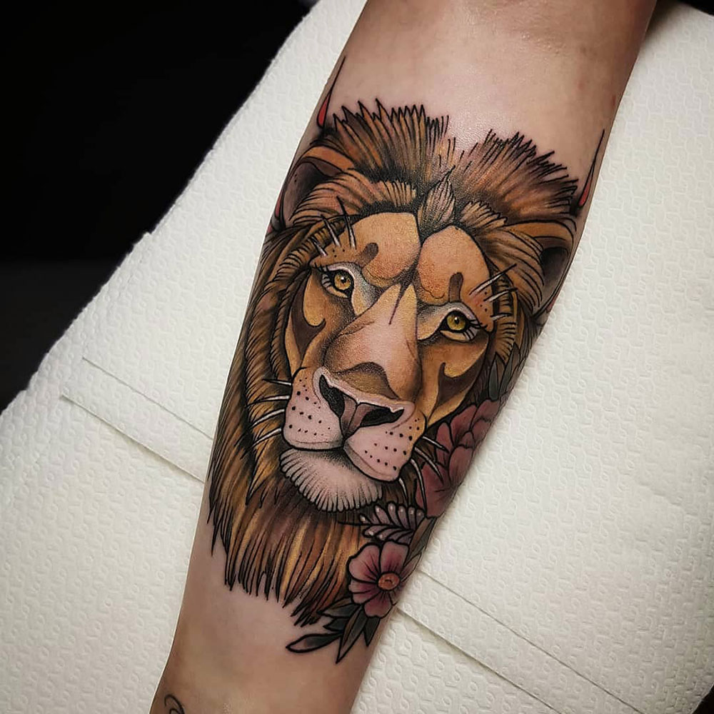Neo traditional kleuren leeuw tattoo Jona
