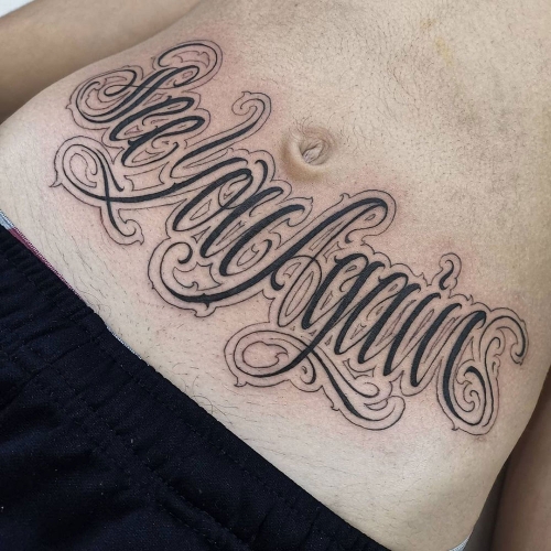 Sierlijke freehand lettering buik kalligrafie tattoo Lorenzo