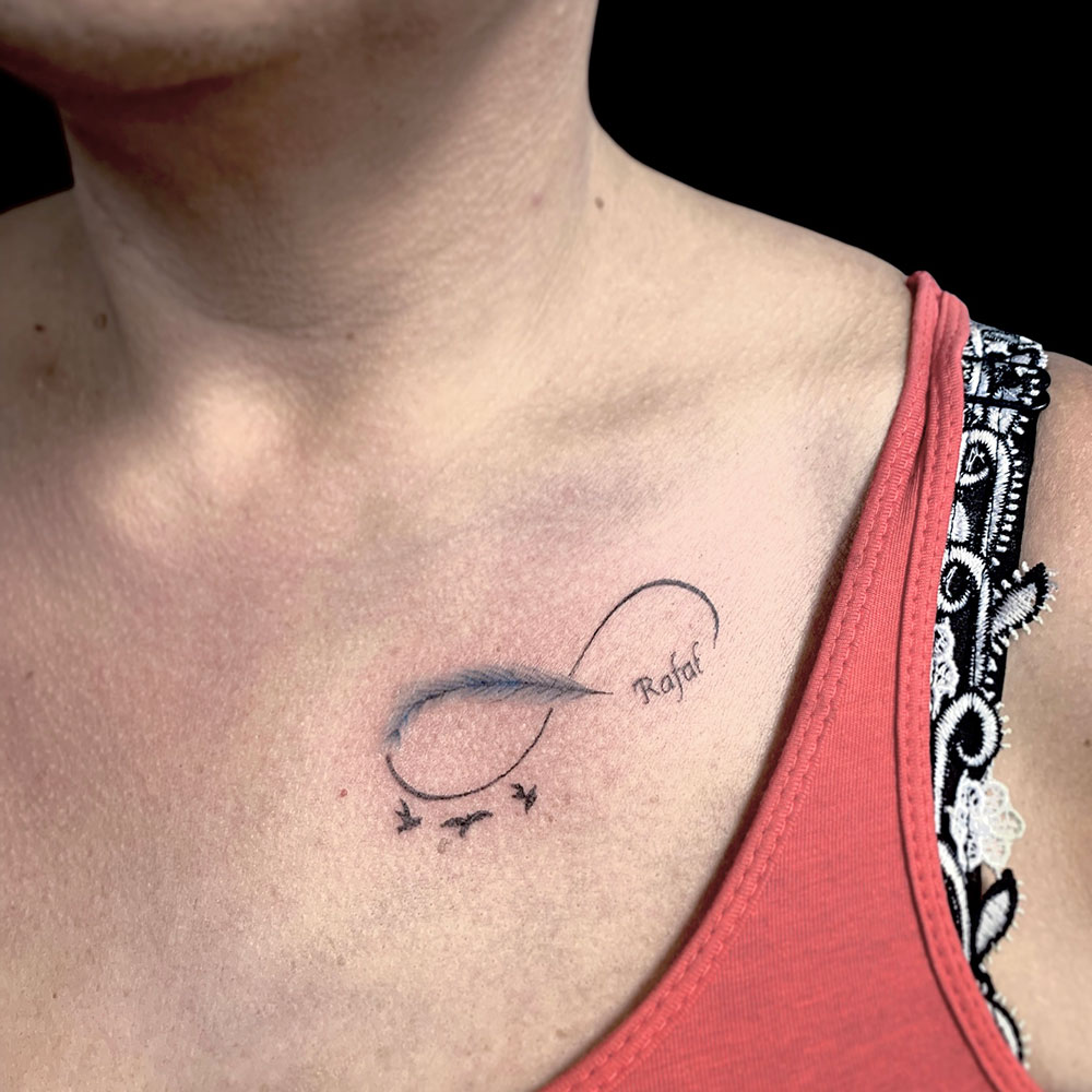 Lettering infinity sleutelbeen tattoo Roza