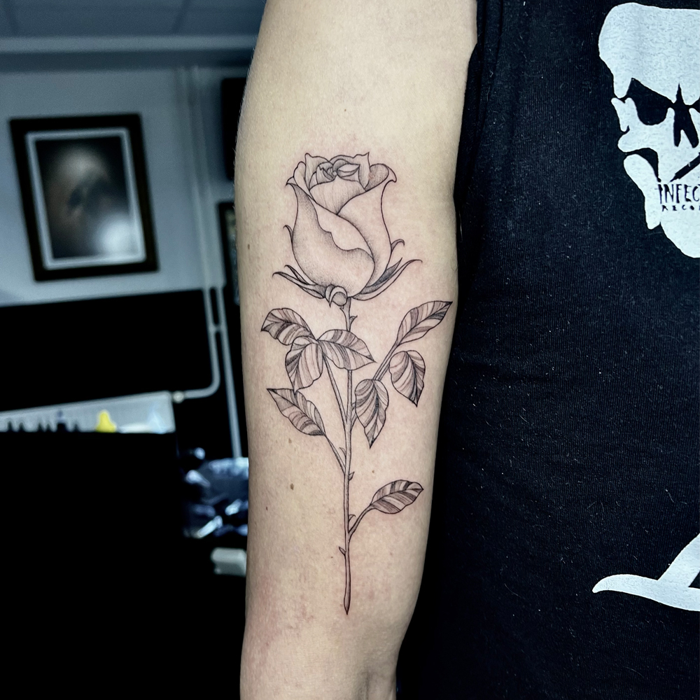 Roos tatoeage fineline vrouwelijke tattoo