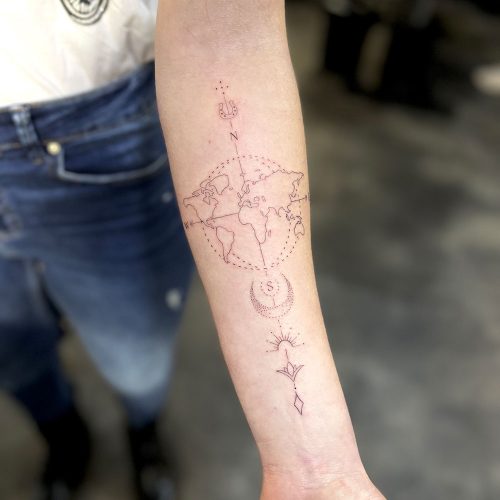 Fineline wereldkaart dotwork tattoo Roza