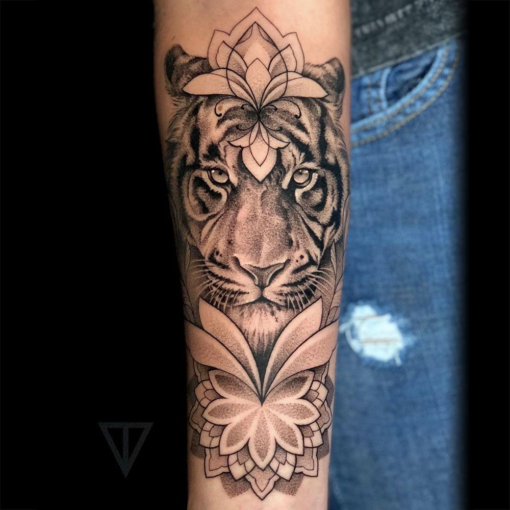 Black and grey realisme tijger mandala tattoo Ekaterina Vainer