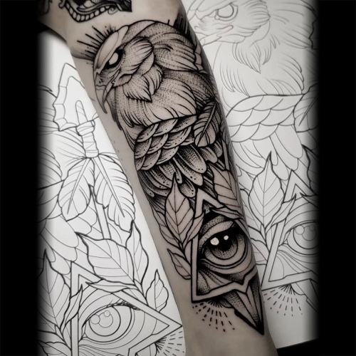 Blackwork adelaar oog tattoo Jona