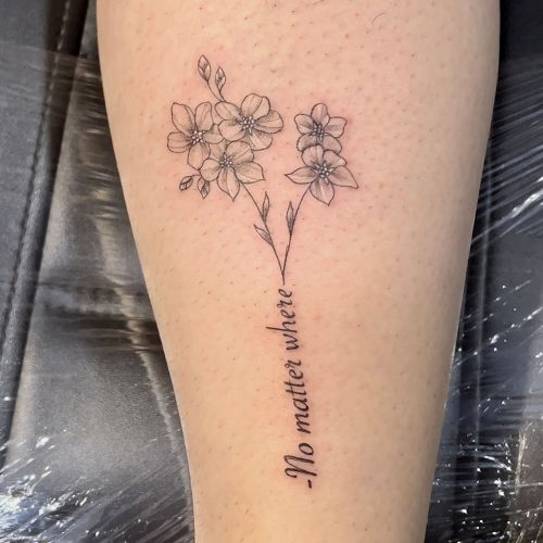 Fineline lettering en bloemetjes tattoo Roza