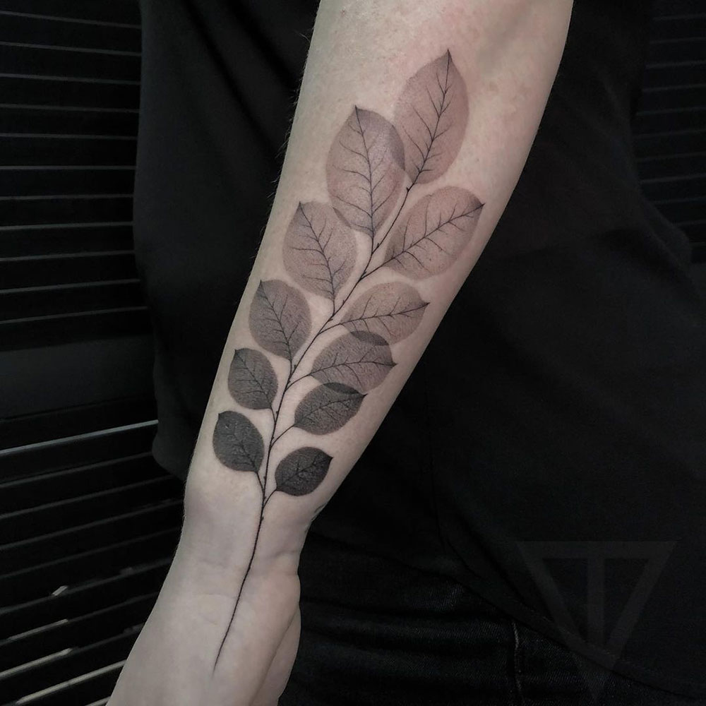Fineline shading blaadjes tattoos Ekaterina Vainer
