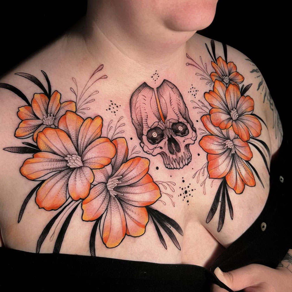 Kleuren neo traditional bloemen schedel tattoo Jona