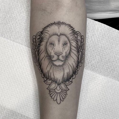 Lijnwerk leeuw ornamental tattoo Danique