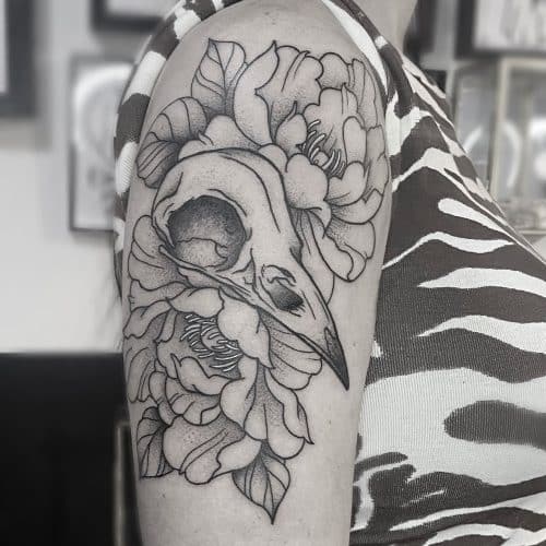 Vogelschedel bloemen tattoo Danique
