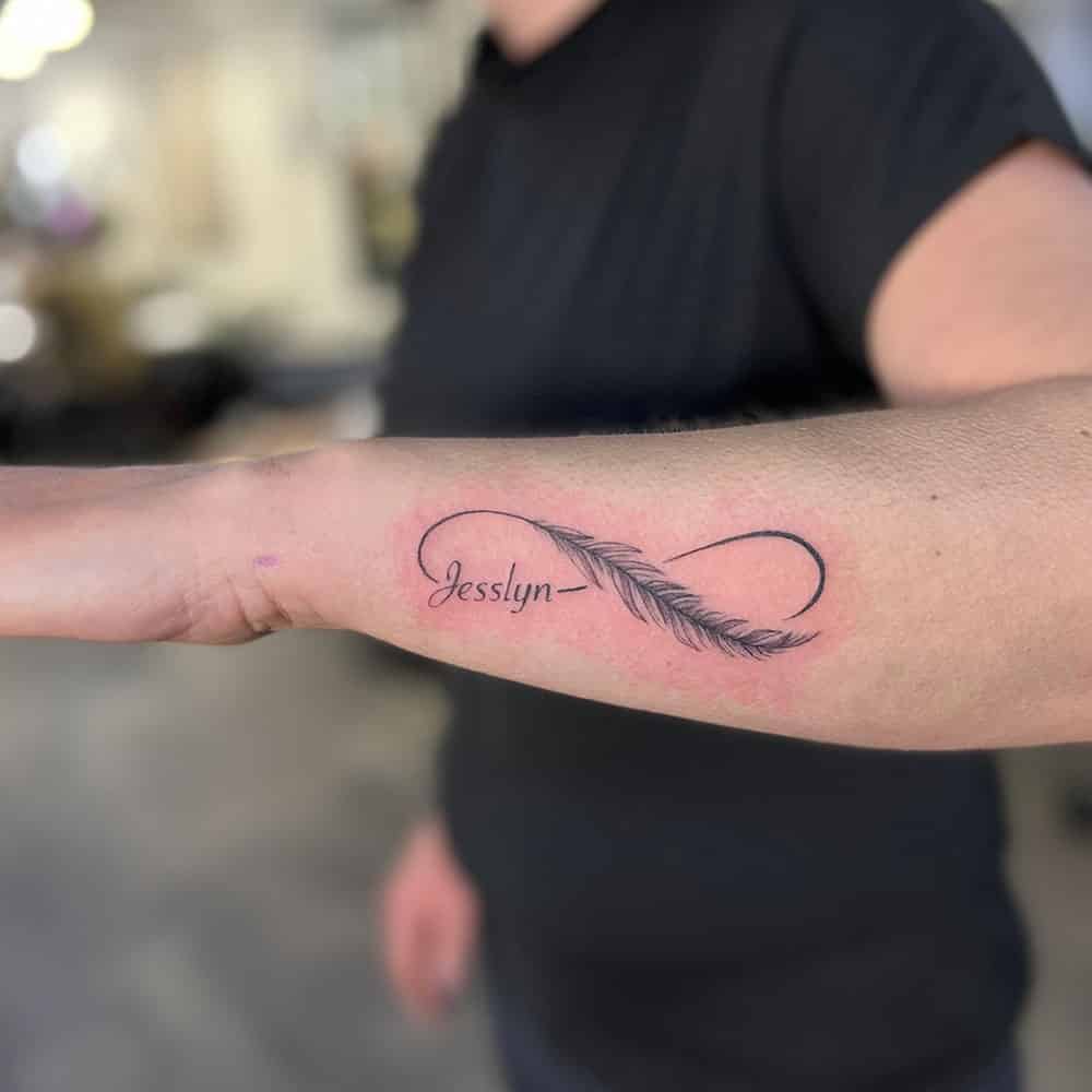 Infinity tattoo met veertje en naam