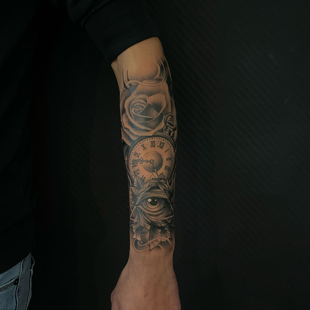 Klok met rozen en oog tattoo sleeve black and grey Wessel