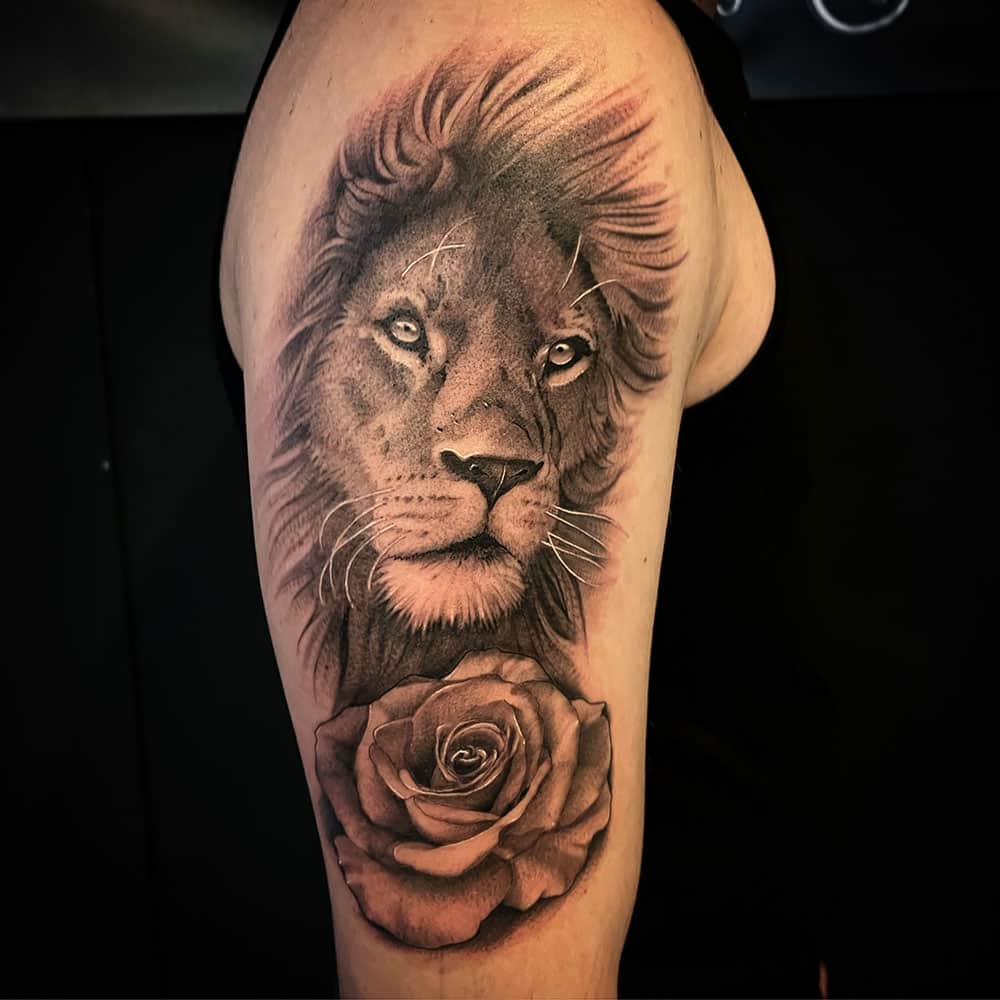 Leeuw roos realistische tattoo Guus