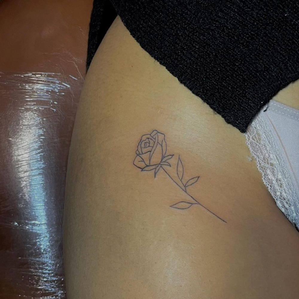 Fineline roos tatoeage vrouwelijke tattoo lies tatoeage