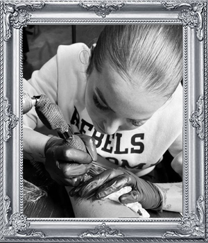 Roza fineline blackwork tattoo artiest